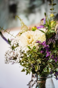 un bouquet de mariée blanc et violet
